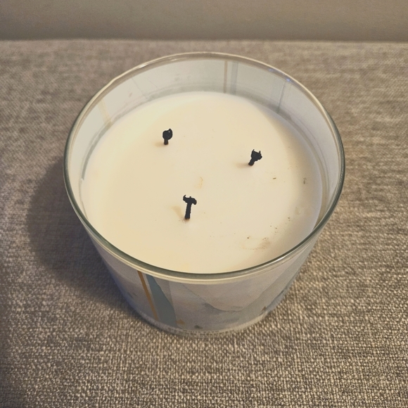 Bath & Body Works Candle - Picture 3 of 5